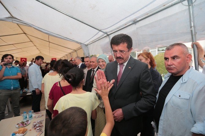 Bakan Zeybekci, Vatandaşlarla Bayramlaştı