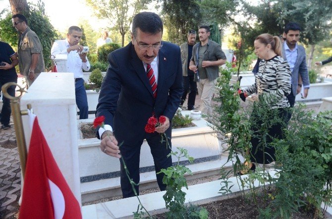 Bakan Tüfenkci’den Şehitlik Ziyareti