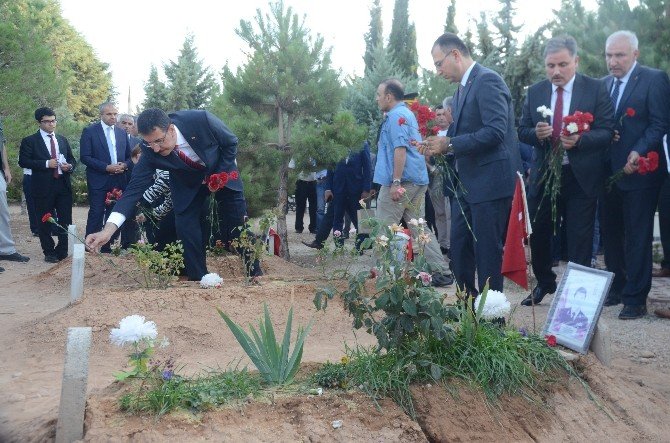 Bakan Tüfenkci’den Şehitlik Ziyareti