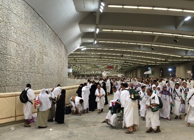 Milyonlar Şeytan Taşlayıp Hacı Oldu