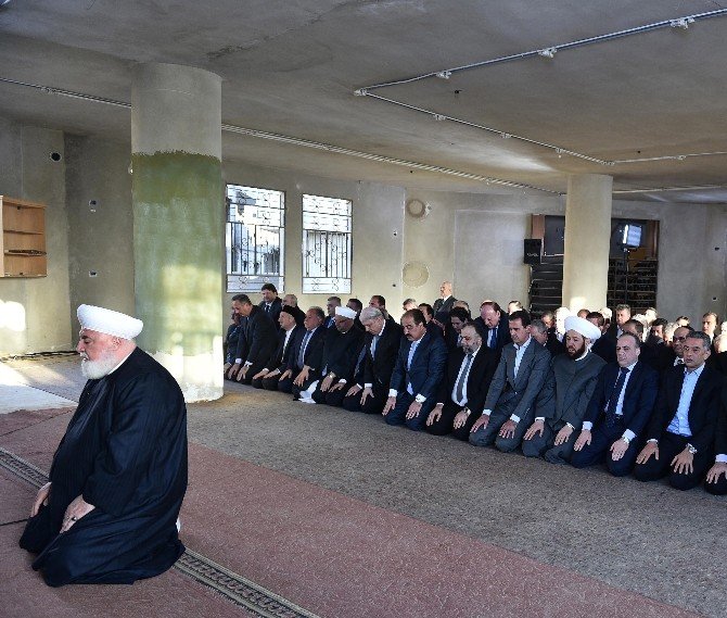 Esad, Bayram Namazını Muhaliflerden Alınan Deraya’da Kıldı