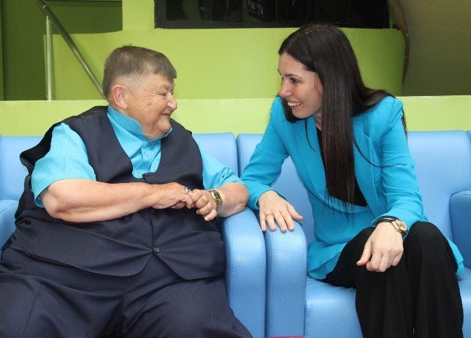 Ak Parti’li Karaaslan Bayramda Yaşlılarla Ve Şehit Aileleriyle Bayramlaştı