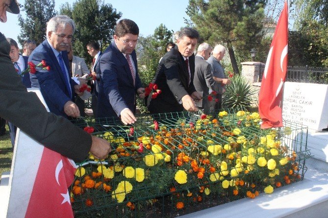 Bartın’da Şehitlikler Ziyaretçilerle Doldu