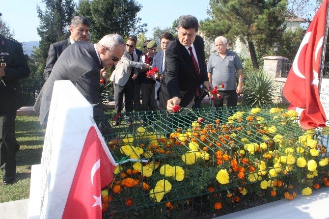 Bartın’da Şehitlikler Ziyaretçilerle Doldu