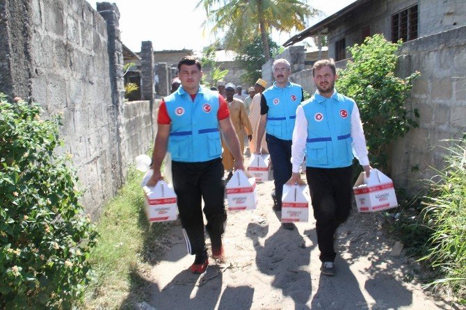 Milli Güreşçi Rıza Kayaalp, Zanzibar’da Kurban Eti Dağıttı