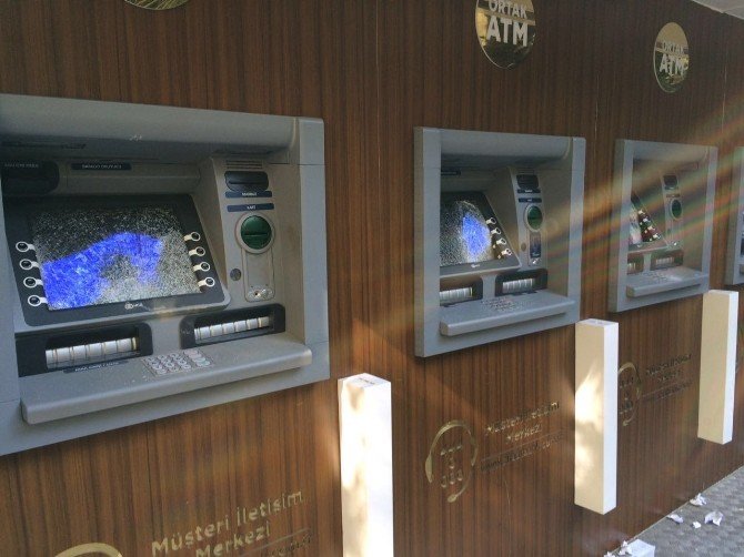 Dolandırılınca Hırsını Atm’den Aldı