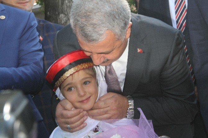 Ulaştırma Bakanı Arslan, Ardahan’da Vatandaşlarla Bayramlaştı