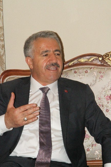 Ulaştırma Bakanı Arslan, Ardahan’da Vatandaşlarla Bayramlaştı