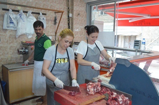 Yakakent’te Bayan Kasaplara Yoğun İlgi