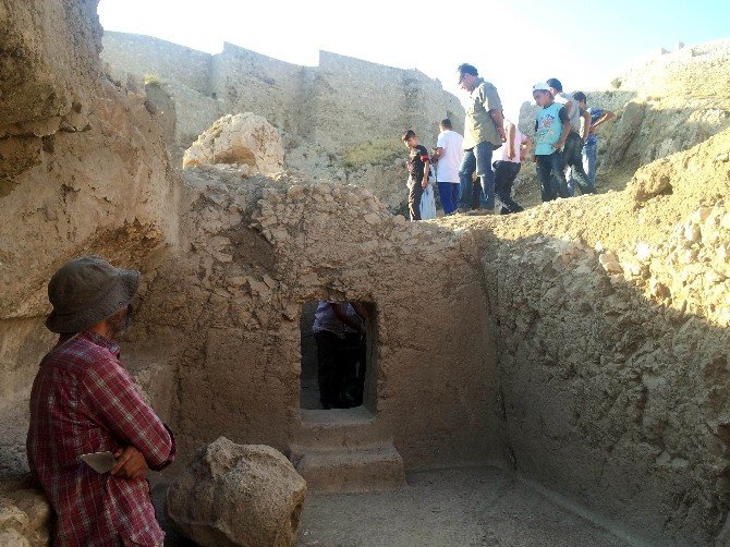 Urartu Krallarına Ait Kaya Mezarı 100 Yıl Sonra Gün Yüzüne Çıkarıldı