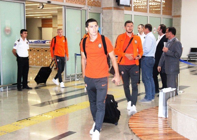 Shakhtar Donetsk Kafilesi Konya’da Çiçeklerle Karşılandı