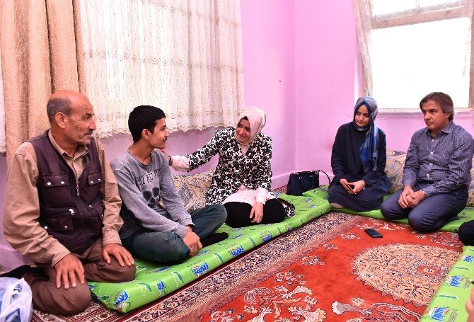 Bakan Kaya, Beyoğlu’nda Şehit Ailesini Ziyaret Etti