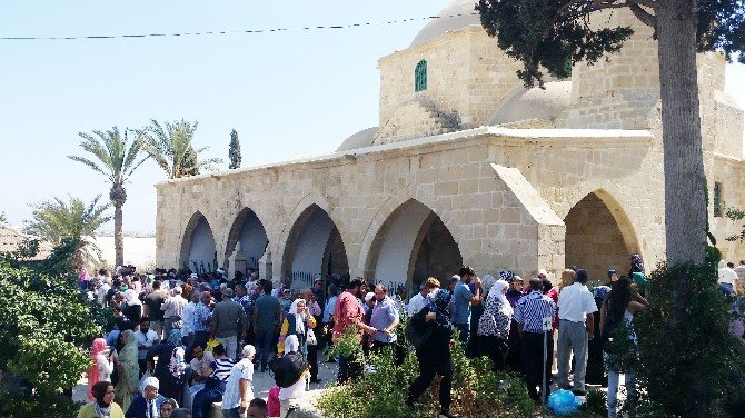 Kıbrıs’ta Hala Sultan’a Bayram Ziyareti