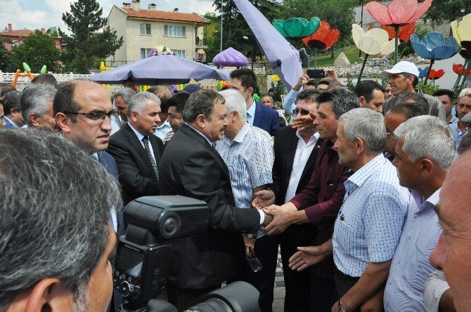 Bakan Eroğlu, Sandıklı’da Vatandaşlarla Bayramlaştı