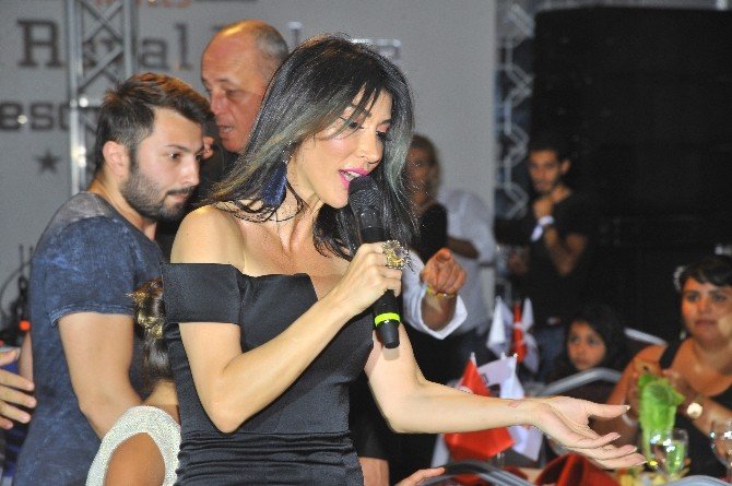 İzmir’de Hande Yener Rüzgarı