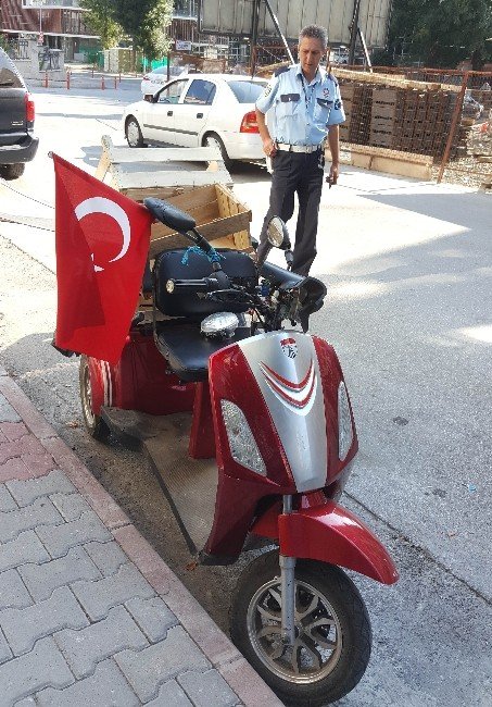 Elektrikli Bisikletli Yaşlı Adam Otomobile Çarptı
