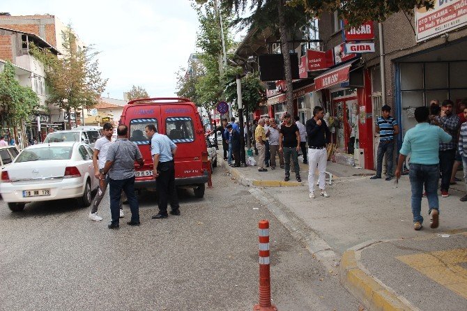 Osmancık’ta Bıçaklı Saldırgan 2 Kişiyi Yaraladı