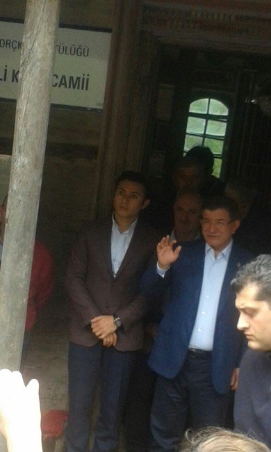 Eski Başbakan Ahmet Davutoğlu, Cuma Namazı’nı Camili’de Kıldı