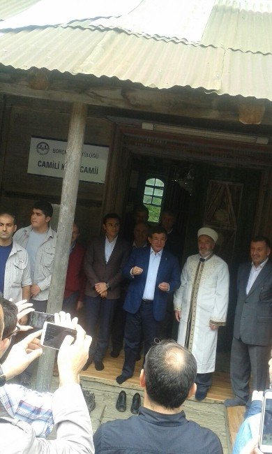 Eski Başbakan Ahmet Davutoğlu, Cuma Namazı’nı Camili’de Kıldı