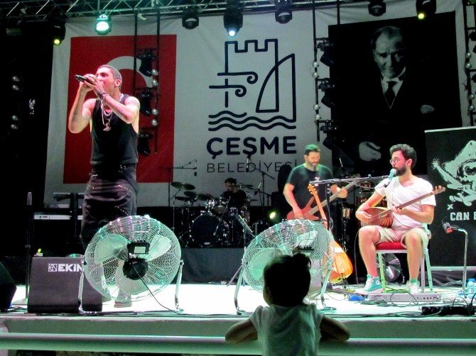 Alaçatı, Can Bonomo Ve İrem Derici İle Coştu