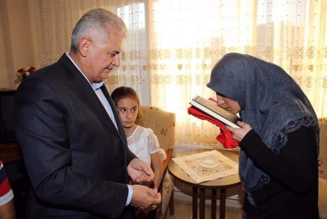 Başbakan Yıldırım, Erzincan’da Şehit Ailelerini Ziyaret Etti