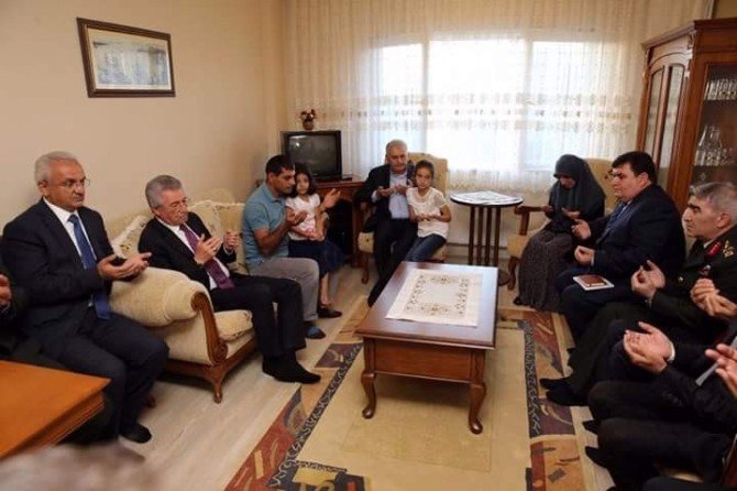 Başbakan Yıldırım, Erzincan’da Şehit Ailelerini Ziyaret Etti