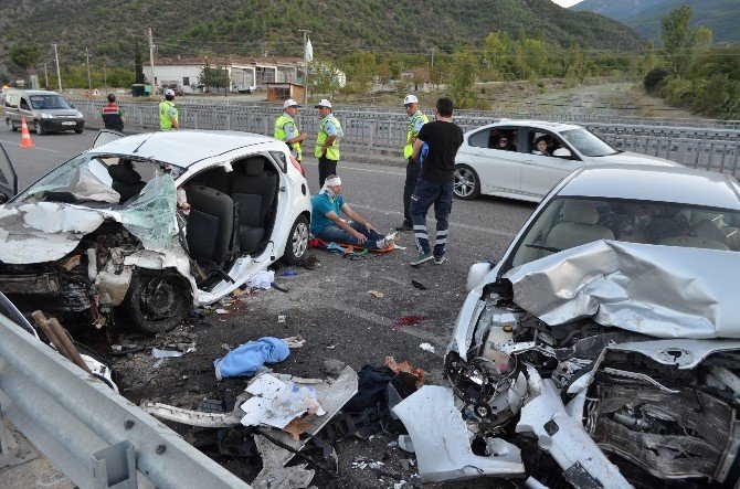 Karşı Şeride Geçen Otomobil İki Araca Çarptı: 7 Yaralı