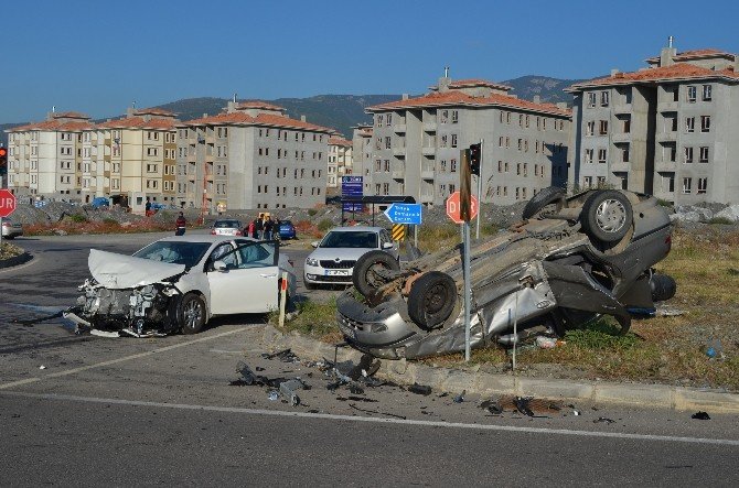 İki Otomobil Çarpıştı: 4 Yaralı