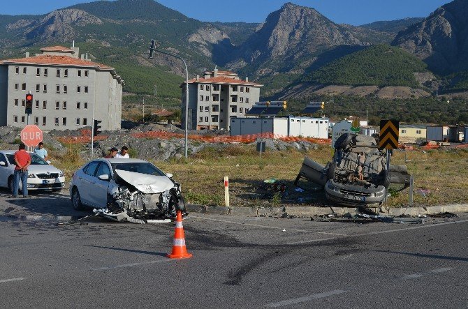 İki Otomobil Çarpıştı: 4 Yaralı