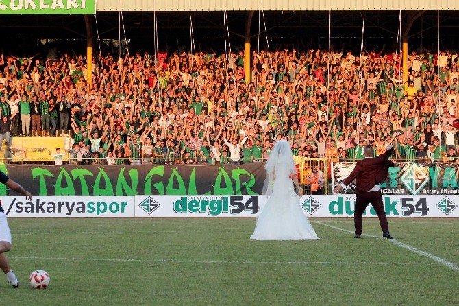 Gelinle Damat Maçtan Önce Üçlü Çektirdi