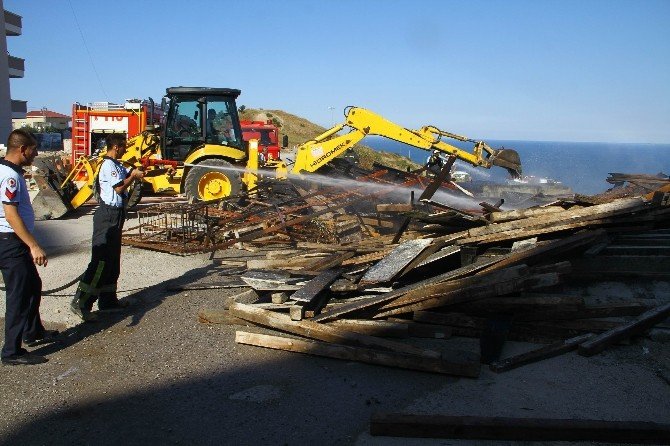 Samsun’da Tutuşan Otlar İnşaat Kalıplarını Yaktı