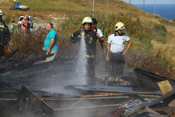 Samsun’da Tutuşan Otlar İnşaat Kalıplarını Yaktı