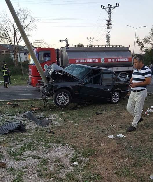 Kavşakta İki Otomobil Birbirine Girdi: 3’ü Ağır, 9 Yaralı