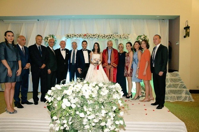 Murat Ve İrem’in Nikahı Chp Ve Ak Partilileri Bir Araya Getirdi