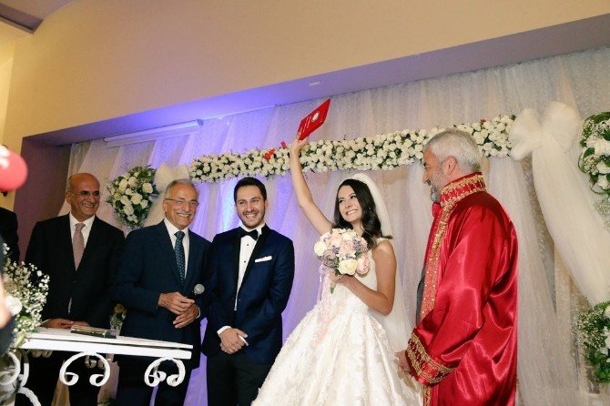 Murat Ve İrem’in Nikahı Chp Ve Ak Partilileri Bir Araya Getirdi