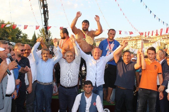 Yıllar Sonra Yağlı Güreşte Bir İlk Yaşandı