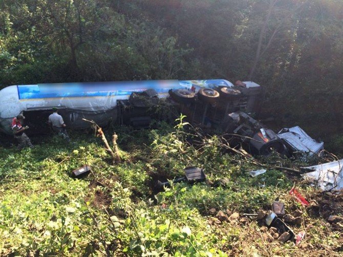 Lpg Yüklü Tanker Uçuruma Yuvarlandı: 1 Ağır Yaralı