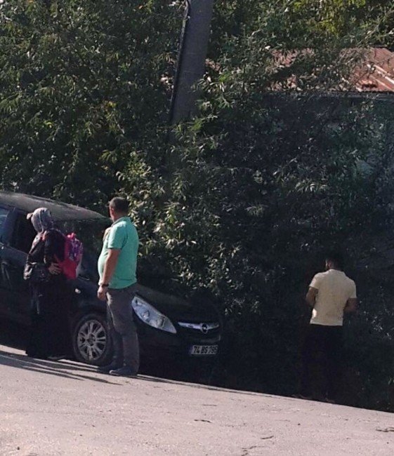 Bartın’da Otomobil Direğe Çarptı: 2 Yaralı