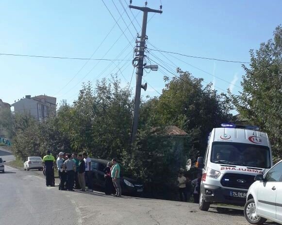 Bartın’da Otomobil Direğe Çarptı: 2 Yaralı