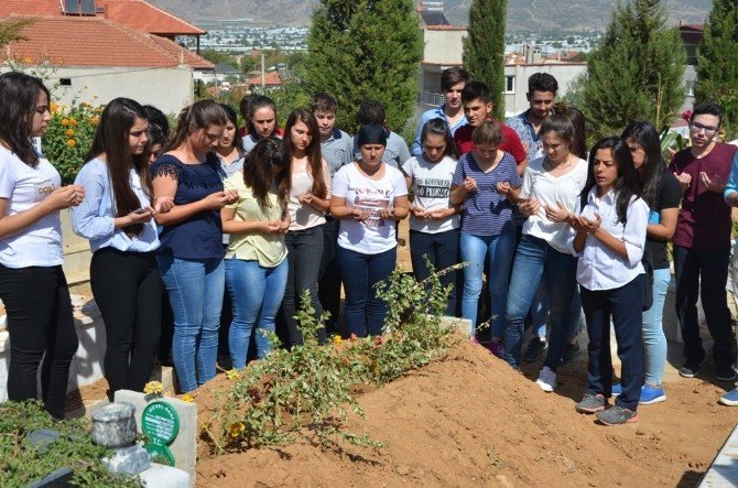 Okulun İlk Gününde Arkadaşlarının Mezarını Ziyaret Ettiler