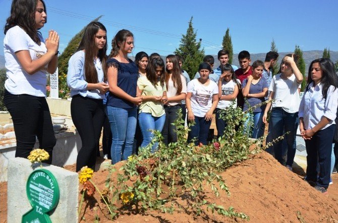 Okulun İlk Gününde Arkadaşlarının Mezarını Ziyaret Ettiler