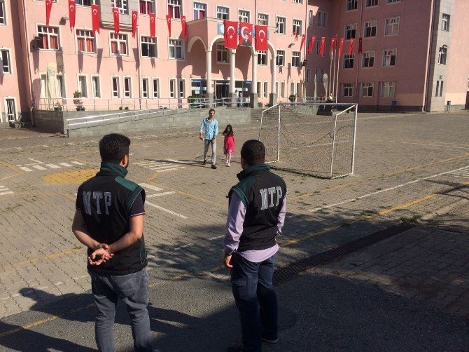 Trabzon’da Okul Önlerinde Uyuşturucu Önlemi