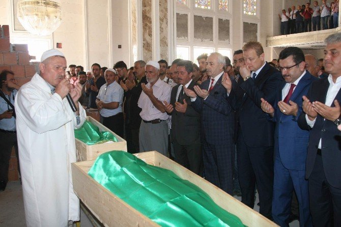 Trabzon’da Trafik Kazasında Hayatını Kaybeden Baba Ve Oğlu Son Yolculuğuna Uğurlandı