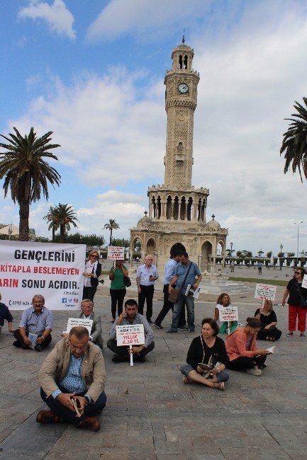 Konak Meydanı’nda Bağdaş Kurup Kitap Okudular