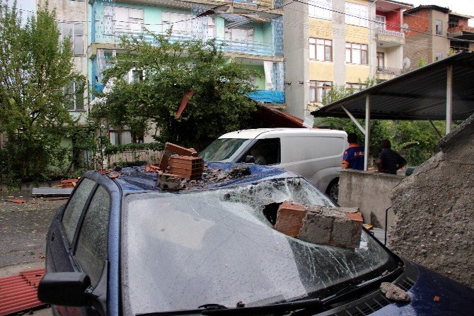 Fırtına Çatıları Uçurdu, Ağaçları Yıktı