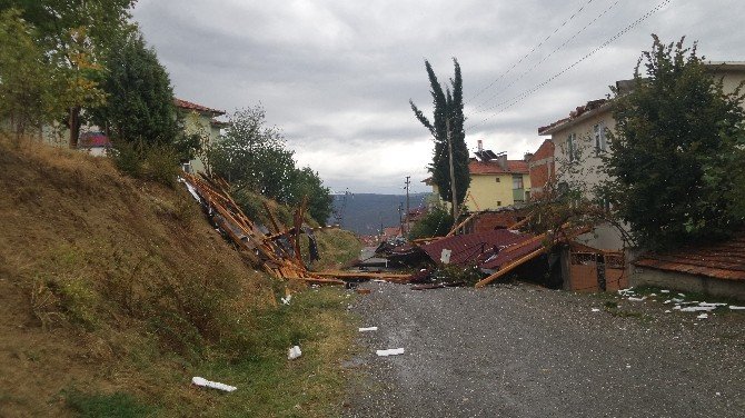 Tosya’da Fırtına Evlerin Çatısını Uçurdu, 1 Kişi Yaralandı