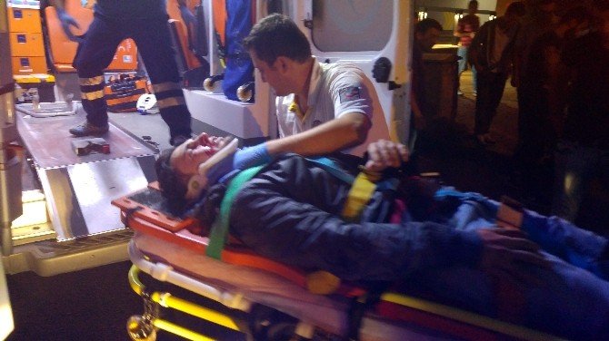 Zonguldak’ta Motosiklet Hafif Ticari Araca Çarptı: 2 Yaralı