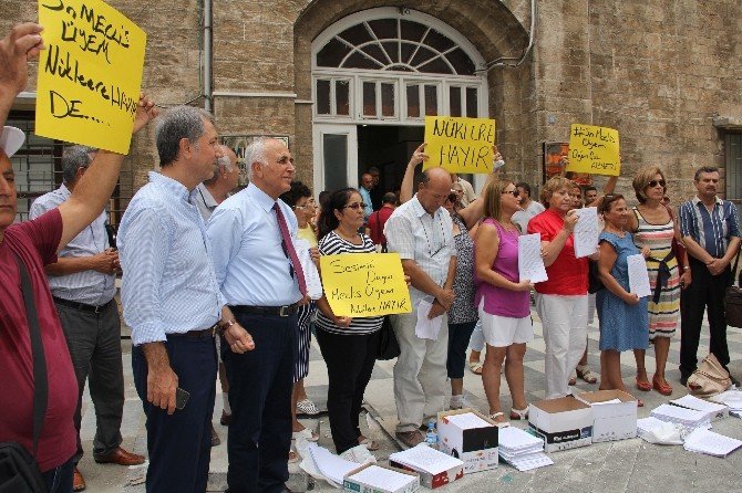 Mersin’de Nükleer Karşıtları, Meclis Komisyon Üyelerine 30 Bin Dilekçe Verdi