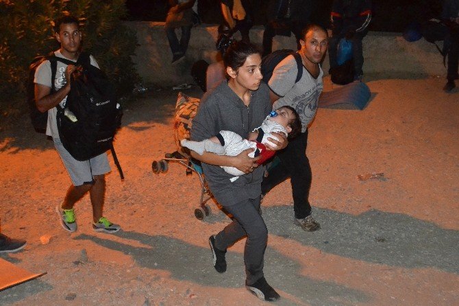 Midilli Adasında Mültecilerin Kaldığı Kampta Yangın