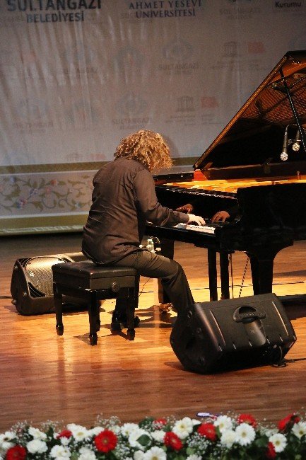 Tuluyhan Uğurlu Ahmet Yesevi Üniversitesi’nde Konser Verecek